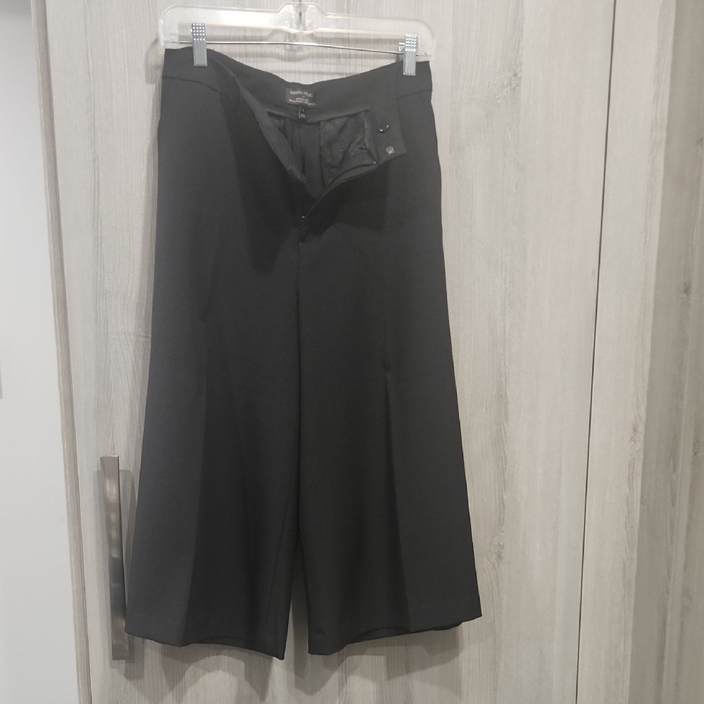 Banana Republic Elegant Woman's Black Wide Legs Capri, Size 6